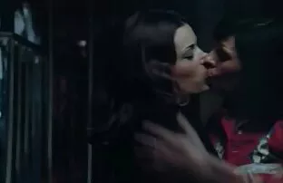 Rubia juega consigo misma pirno latino en la cocina