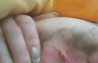 Chico afortunado follando a dos hermanas morenas en su sexo por dinero español latino dormitorio