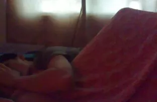 Madrastra se abalanza porno ameteur latino sobre mí en el sofá