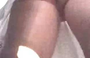 Un poco de diversión porno del bueno latino en el baño