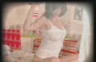 Lesbiana con tatuaje en el equipo le chupan las tetas y luego le dan una follada con sexo latino caliente un consolador