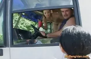 Nena linda dando la mejor ponolatinas cabeza