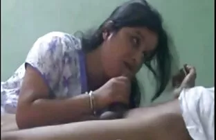 Chica delgada desnuda videos caseros latinos juega con su chocho