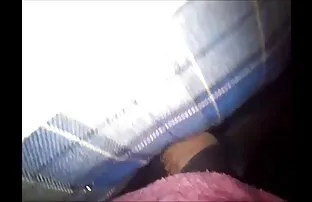 Tres chicas scansl en el escenario burlándose de un chico lesvianas hispanas cachondo